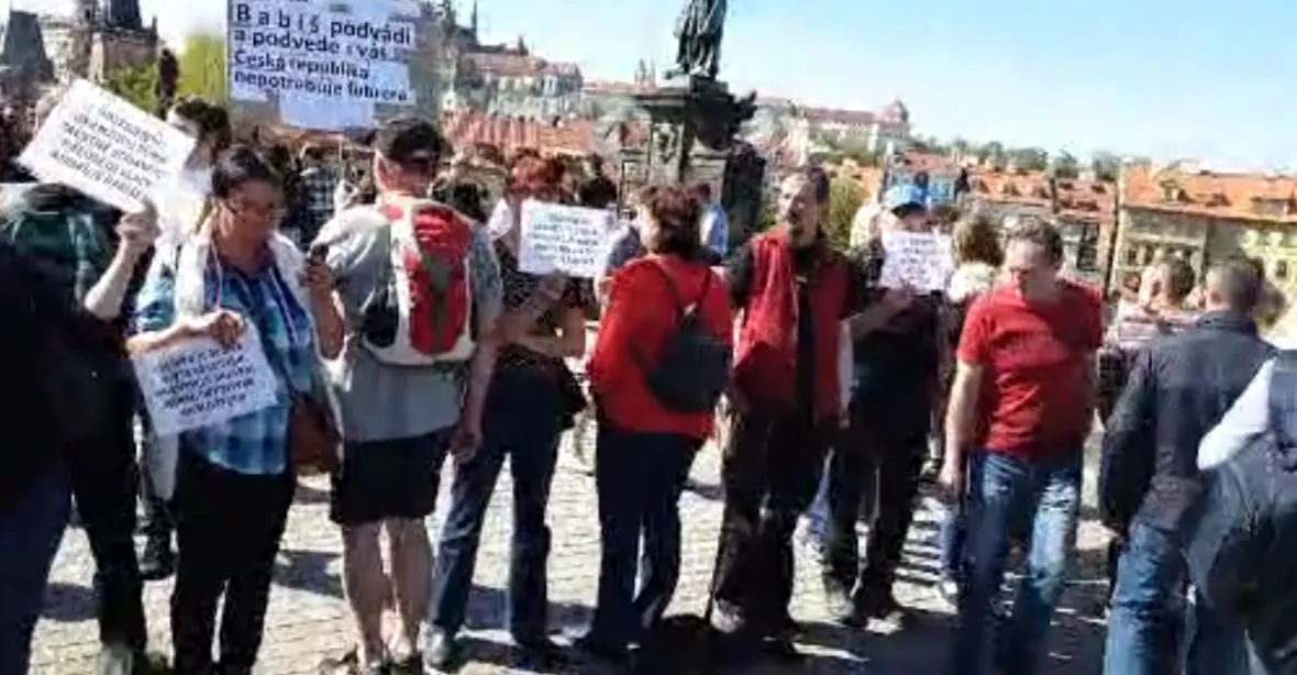 VIDEO: Proti Babišovi na Karlově mostě, osvěta turistů. Happening požaduje premiérovu demisi
