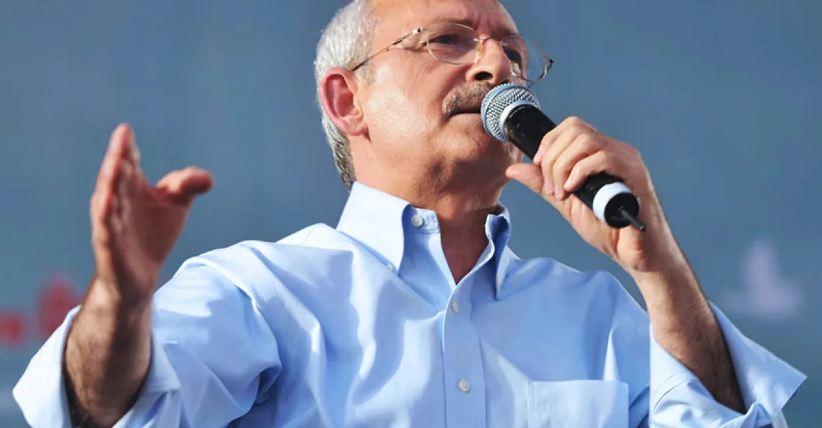 Ztráta Ankary a Istanbulu vyvolává napětí. Šéf opoziční strany dostal několikrát pěstí