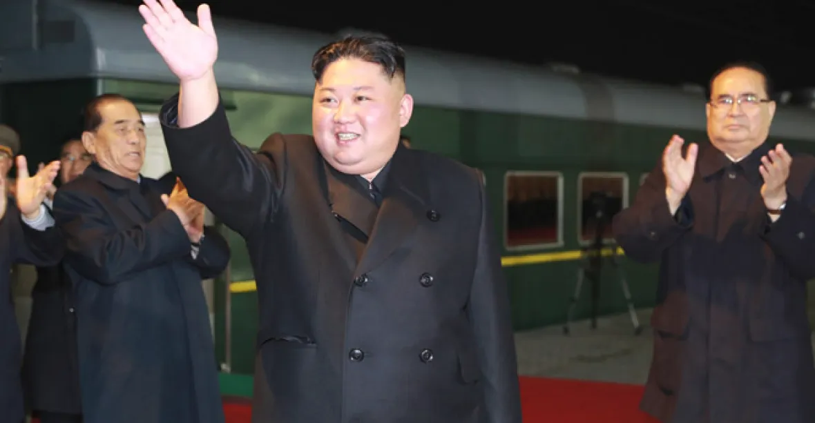 Kim Čong-un vyrazil v obrněném vlaku za Putinem. Na hranicích ho vítaly dívky v krojích