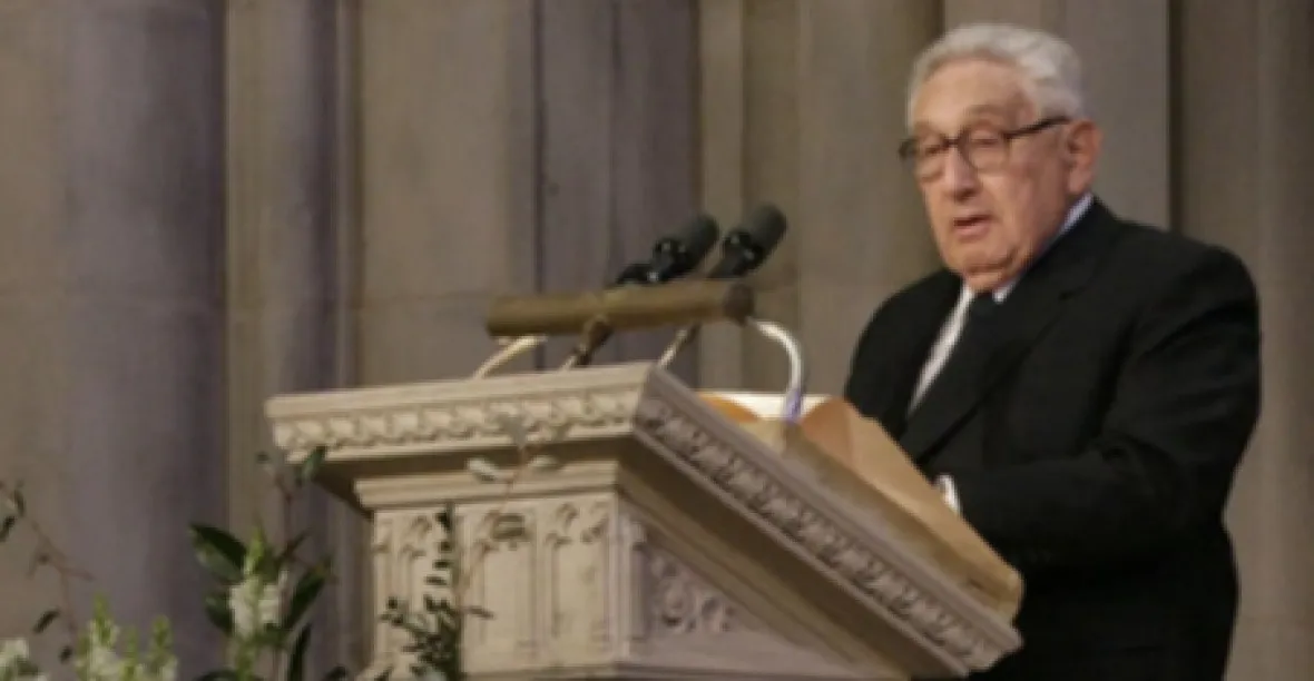 VIDEO: Jsi válečný zločinec, řvali studenti na Kissingera. Nyní je členem „klubu vypískaných“
