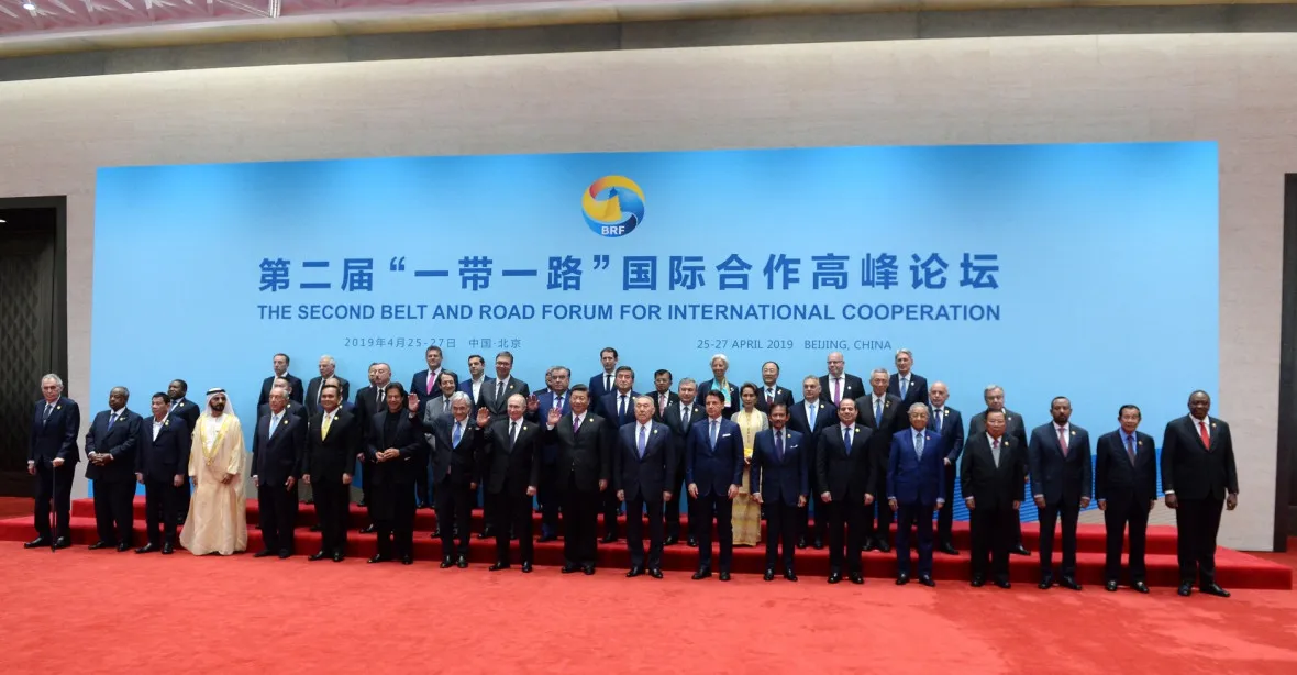 Čínský prezident láká svět na Hedvábnou stezku. Rozptyluje kritiku a slibuje transparentnost