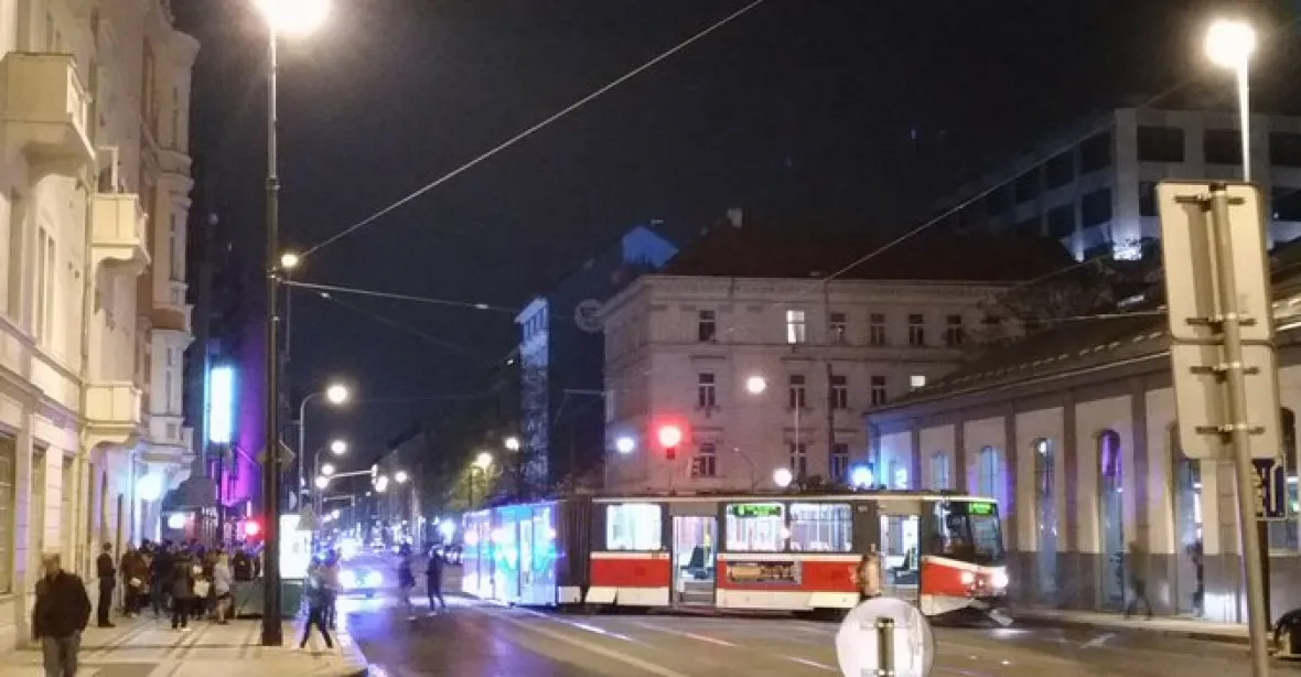 Vážná nehoda v Karlíně: po srážce vykolejila tramvaj, auto narazilo do domu
