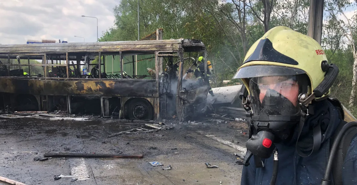 U Prahy se srazil vězeňský autobus s tahačem vezoucím tank. Zemřel dozorce, zraněno je 14 lidí