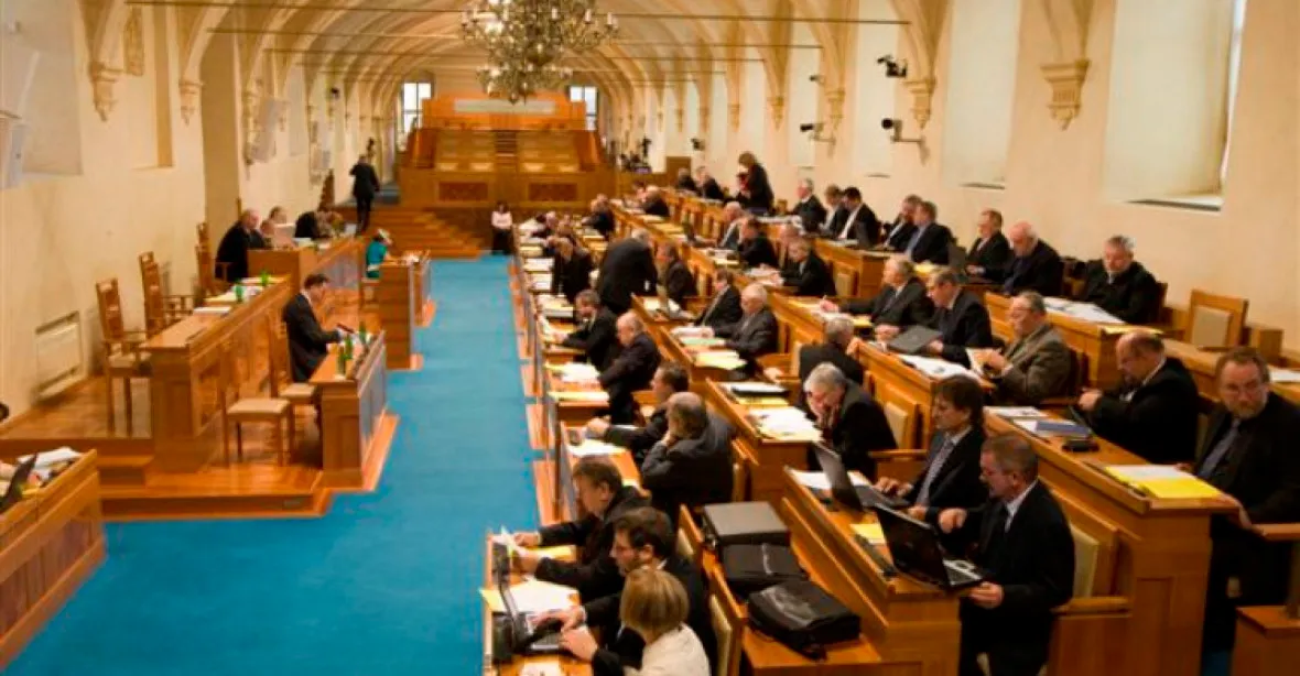 Senát odmítl snížit platy zastupitelů z řad zákonodárců