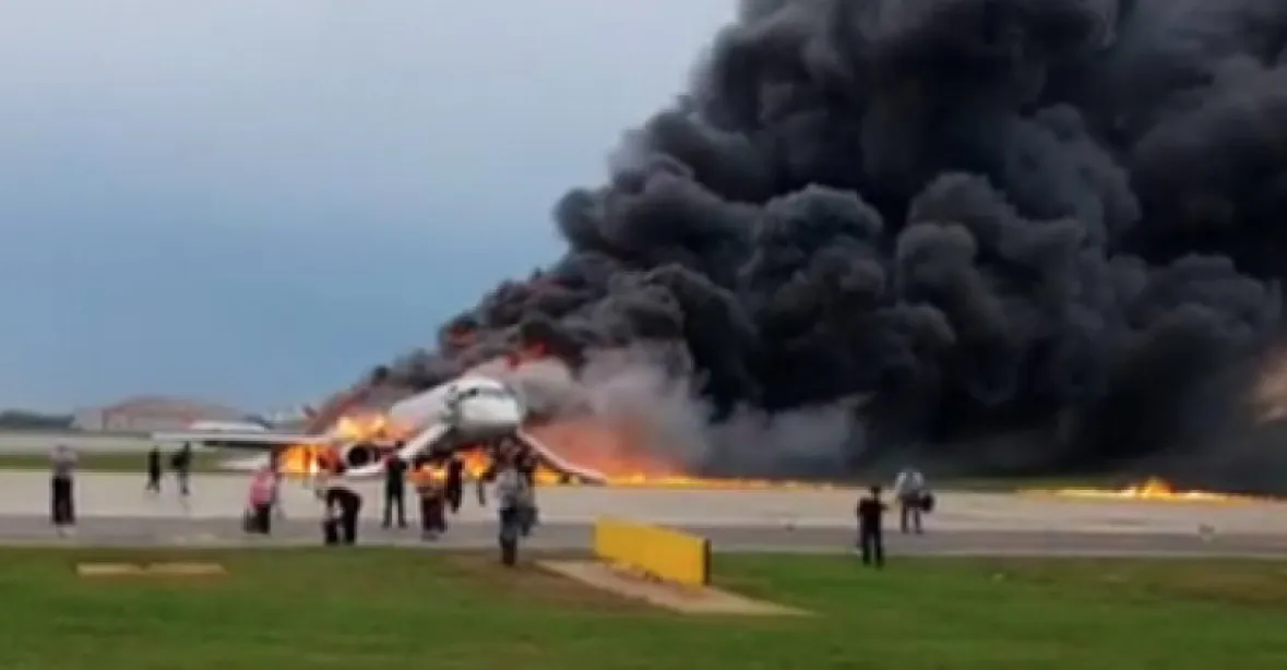VIDEO: 41 mrtvých po přistání hořícího letadla. Je za tragédií úder blesku?