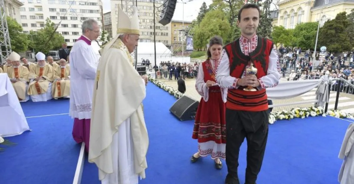 Papež je v Bulharsku. Vyzval ke vstřícnosti vůči migrantům, tamní vláda je k nim odmítavá