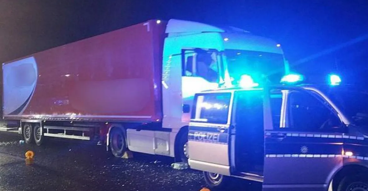 Německou dálnicí jel kamion s mrtvým šoférem. Odvážný řidič skočil do jeho kabiny a zastavil ho