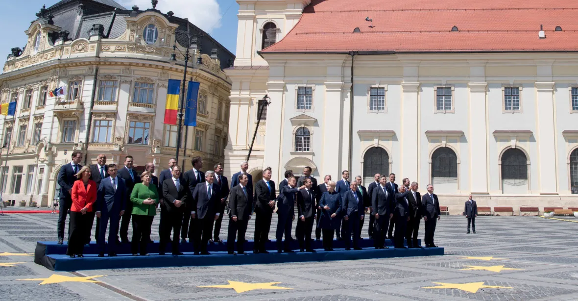 Poroste role lídrů států v EU, poker o nové funkce. Summit v Sibiu demonstroval jednotu Unie