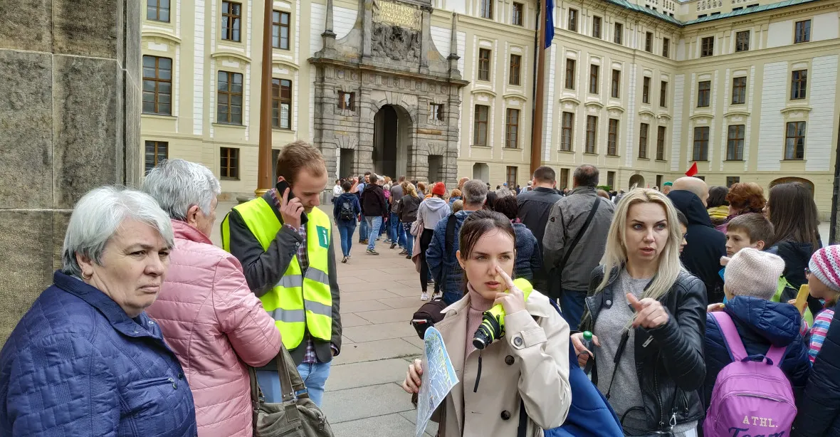 Na den otevřených dveří dorazily na Pražský hrad tisíce lidí, u vstupů se tvořily dlouhé fronty