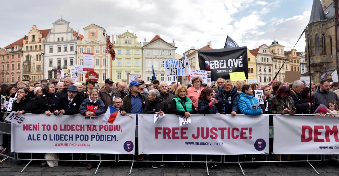 Protest proti Benešové opět zaplnil Staromák. Pithart o demontáži demokracie erozí justice