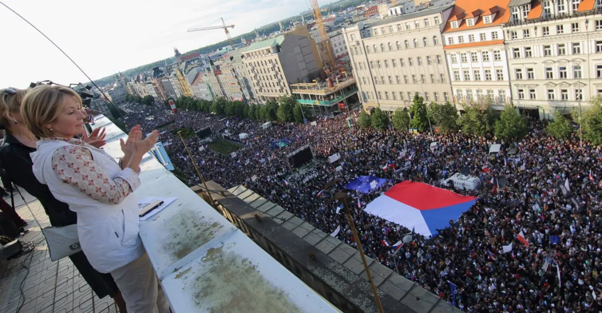 Zaplněné Václavské náměstí vyzvalo premiéra Babiše k odstoupení