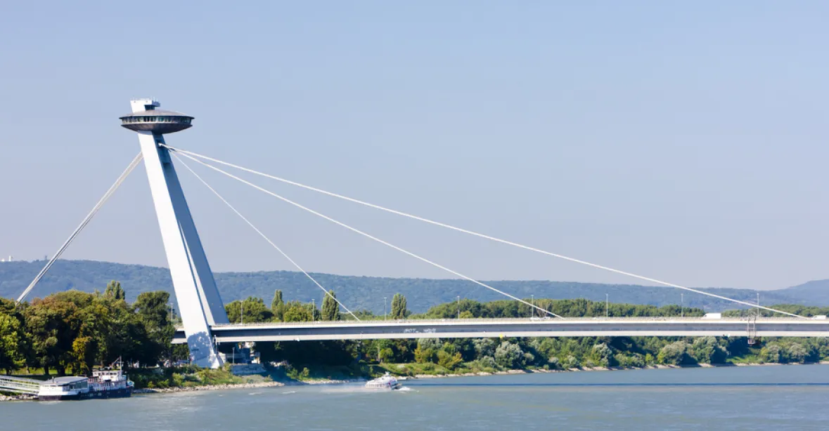 Dívka je po 80metrovém pádu z vyhlídky nad bratislavským mostem v kritickém stavu