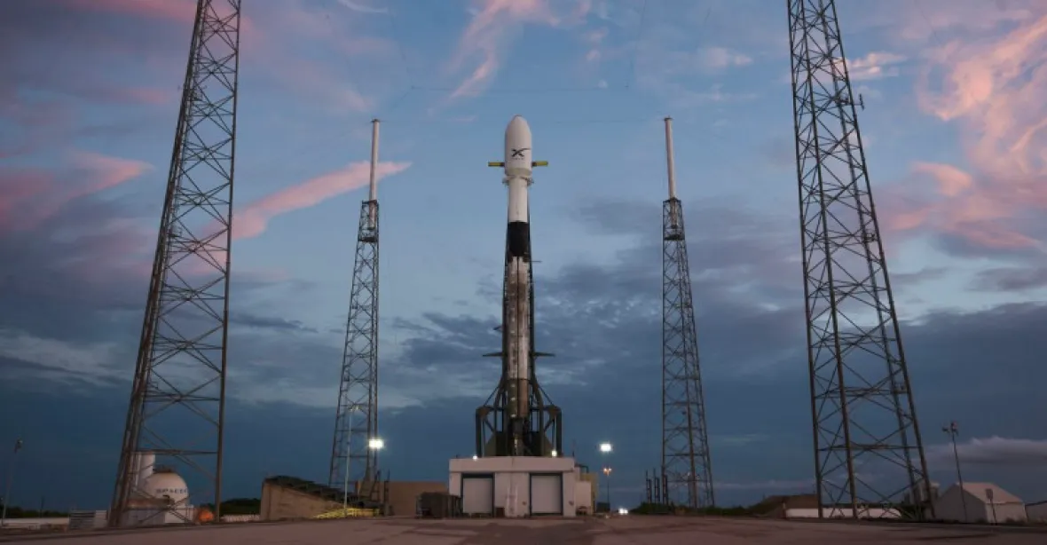 Levný a rychlý internet všem. SpaceX zahájila budování sítě Starlink, na orbitu vynesla 60 satelitů