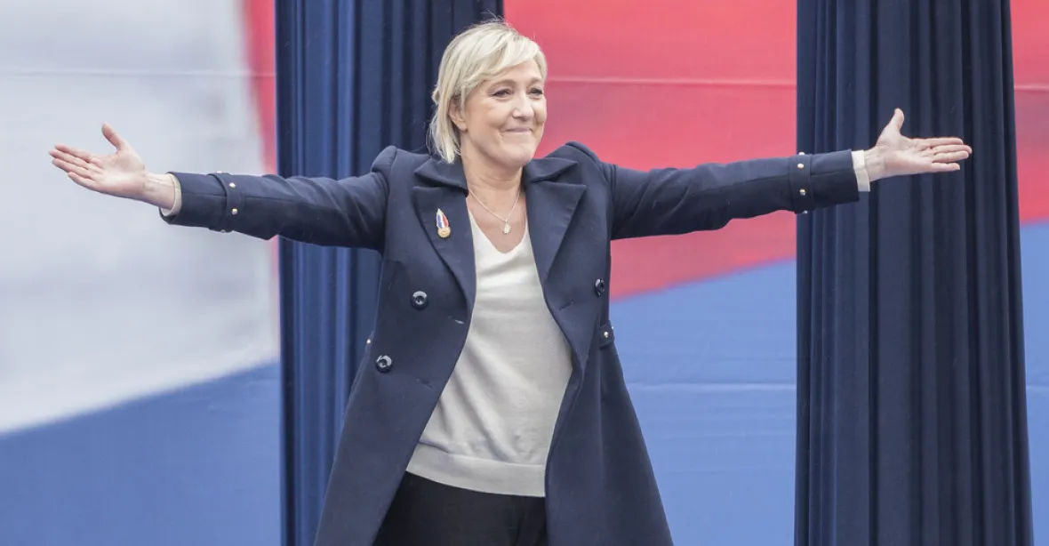 Zemětřesení ve Francii. Le Penová vítězí nad Macronem v boji o křesla do EP