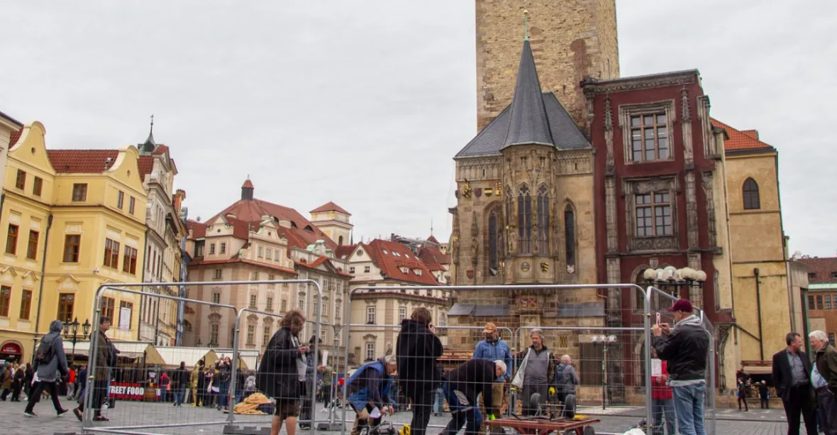 Sochař začal na Staroměstském náměstí stavět Mariánský sloup