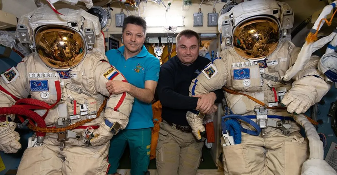 VIDEO: Ruští kosmonauti na šestihodinové směně vně ISS. Umístí tam i cedulku