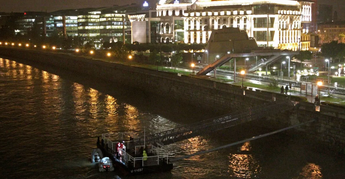 7 mrtvých, 21 nezvěstných: v centru Budapešti se potopila loď. Proud nesl trosečníky i kilometry