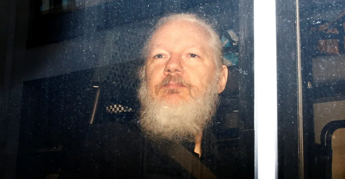 Assange ve vazbě dramaticky hubne. Kvůli špatnému stavu odřekl videohovor