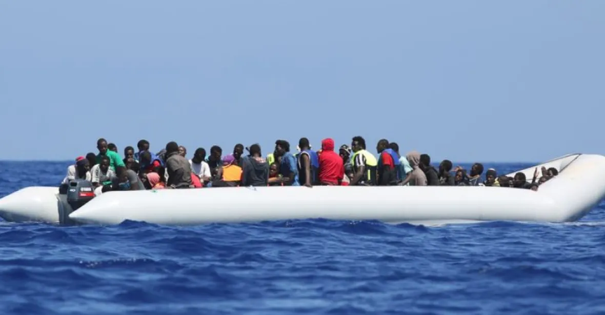 Itálie zachránila v moři 100 migrantů. Dalších 150 dopravilo z Afriky do Říma letadlo