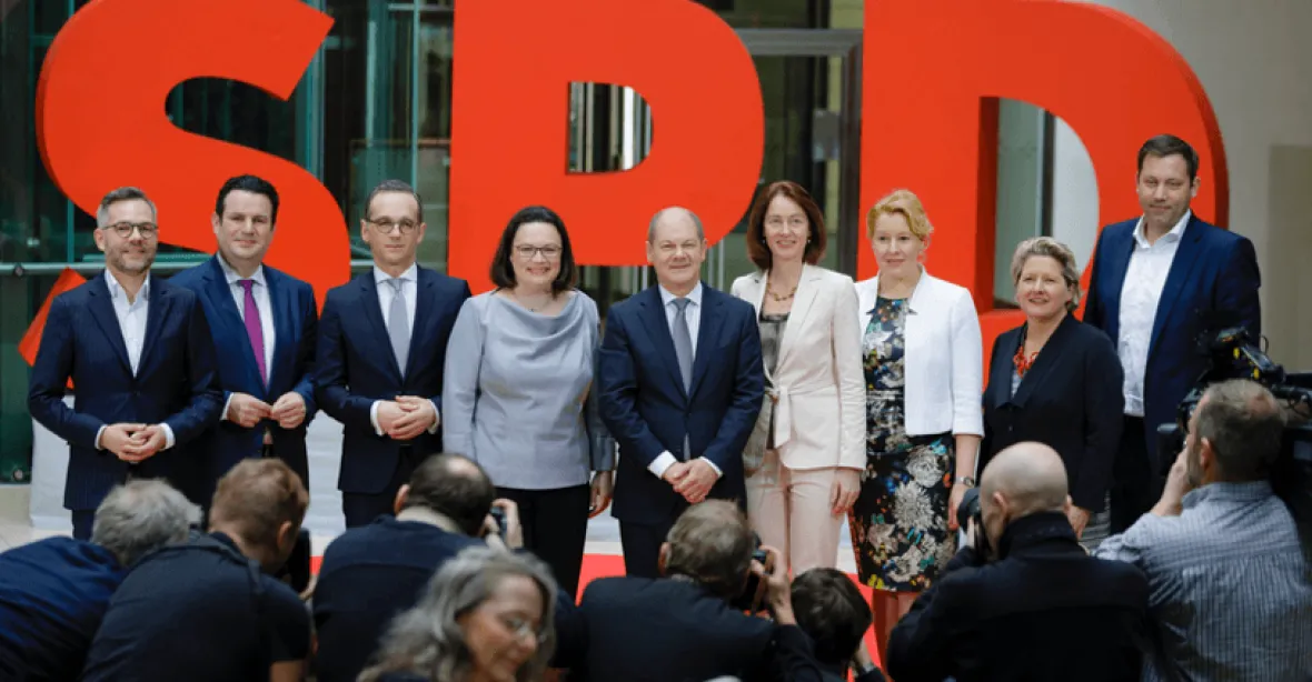 SPD zatím i po rezignaci své šéfky Nahlesové zůstane ve vládě s CDU/CSU. Ale zelení supi už čekají