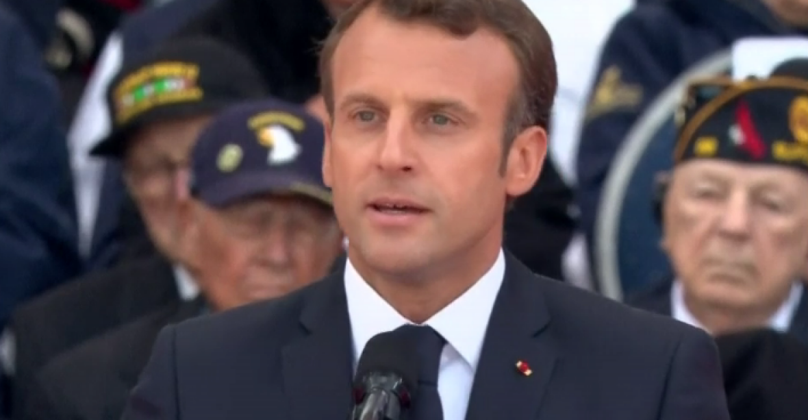 Macron vzdal hold obětem vylodění v Normandii. Vzpomněl si i na Čechoslováky
