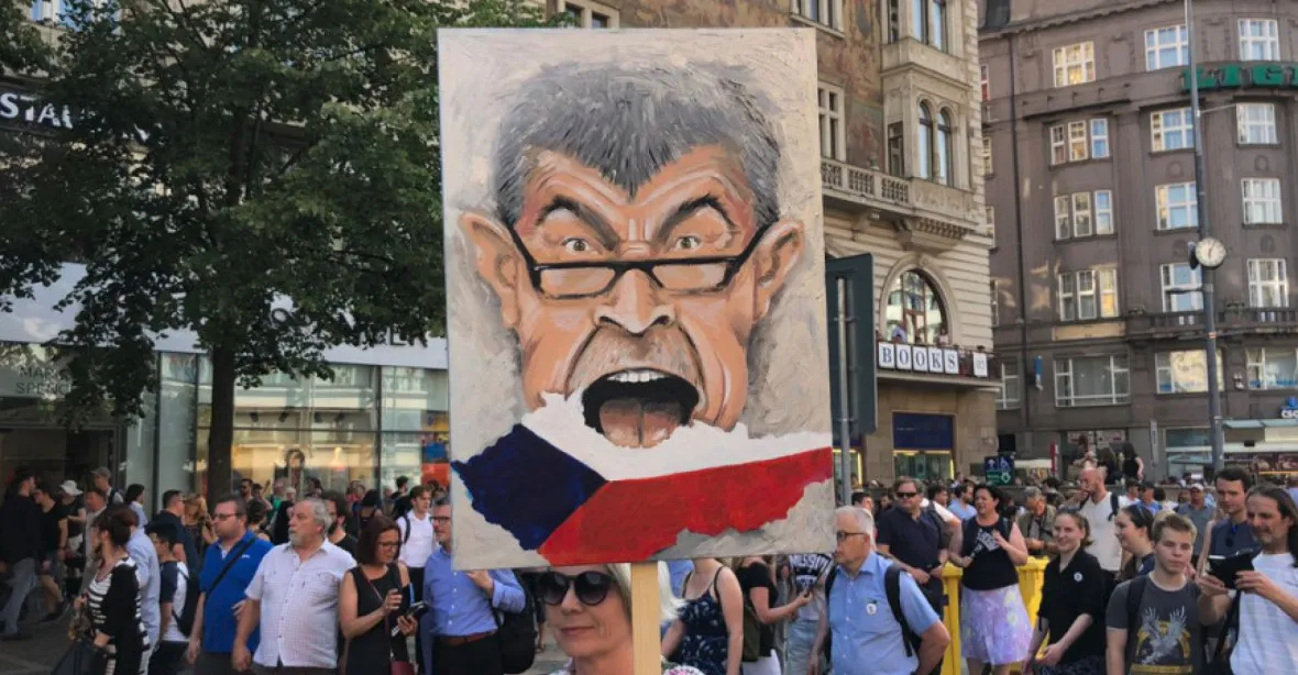 „Ptají se, zda je ministrem kriminality.“ Demonstrace v Praze rozebíralo i CNN