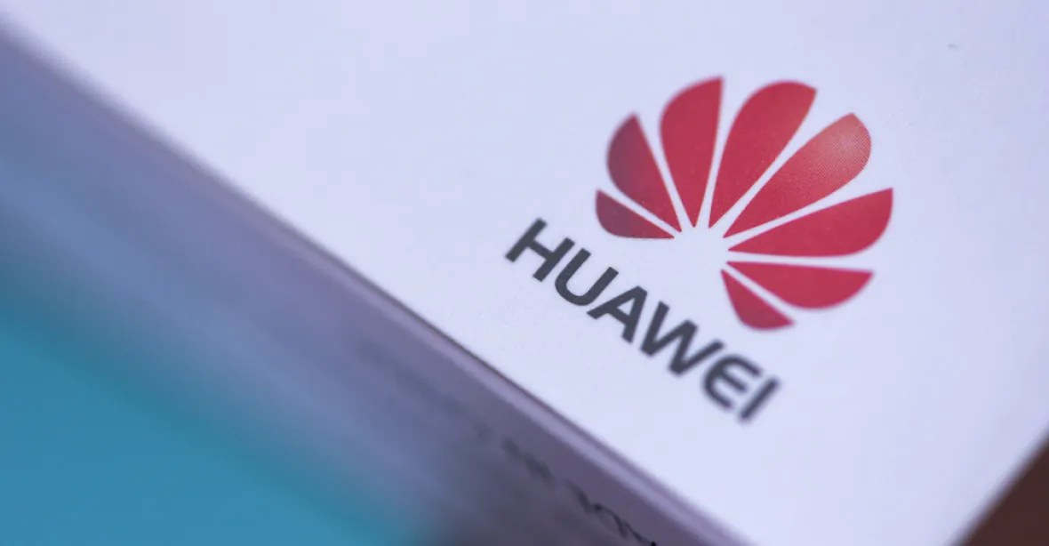Huawei se kupí problémy. Zrušila prodej nového notebooku a pozastavila výrobu počítačů