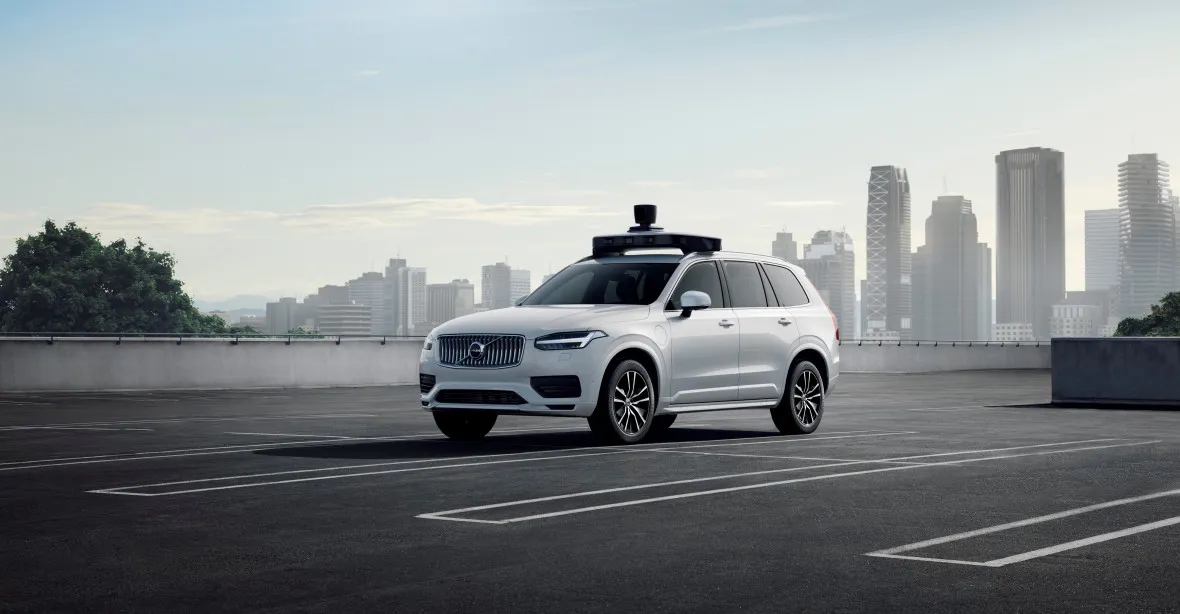 Uber chystá flotilu autonomních aut. S Volvem představil samořiditelný model