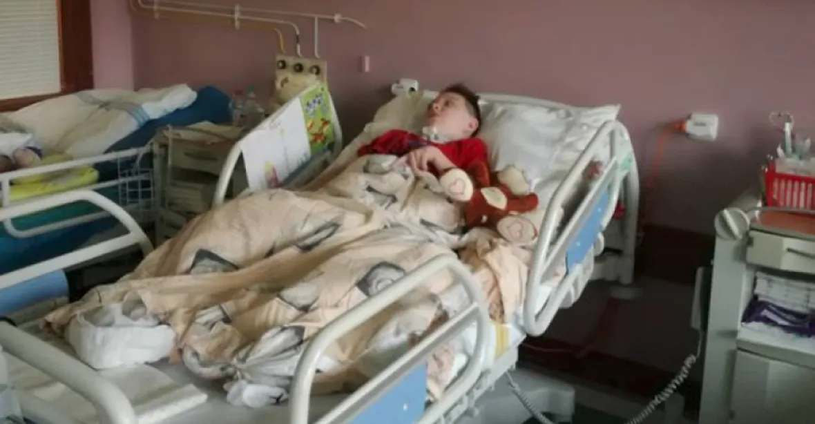Chlapec skončil po operaci v kómatu. Nemocnice musí vydat rodině dokumentaci