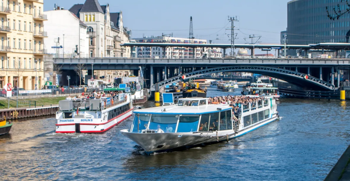 Muž močil v Berlíně z mostu na výletní loď, zranilo se několik cestujících