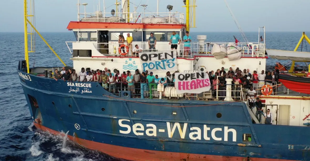Loď Sea-Watch 3 s migranty na palubě porušila blokádu, vplula do italských vod