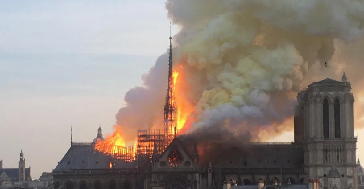 Požár Notre-Dame nebyl úmyslný, tvrdí vyšetřovatelé. Příčinu ale neznají