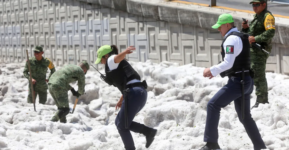 VIDEO: Poblázněné počasí. Mexické město pokrylo až 1,5 metru ledových krup