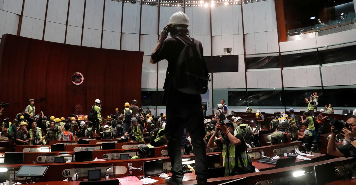 Demonstranti v Hongkongu obsadili parlament. Policie je slzným plynem rozehnala