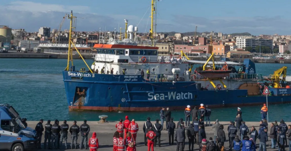 Navzdory Salvinimu. Soud zrušil domácí vězení pro kapitánku lodi převážející migranty