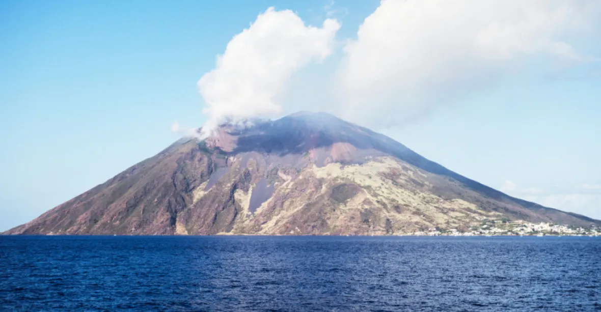 Sopka Stromboli se uklidnila. Hasiči likvidují ohniska požárů