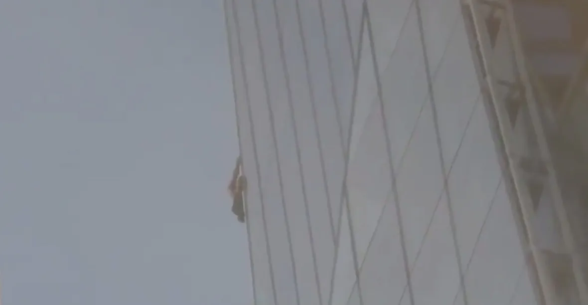 VIDEO: Jako spiderman. Neznámý muž vylezl na nejvyšší londýnskou budovu