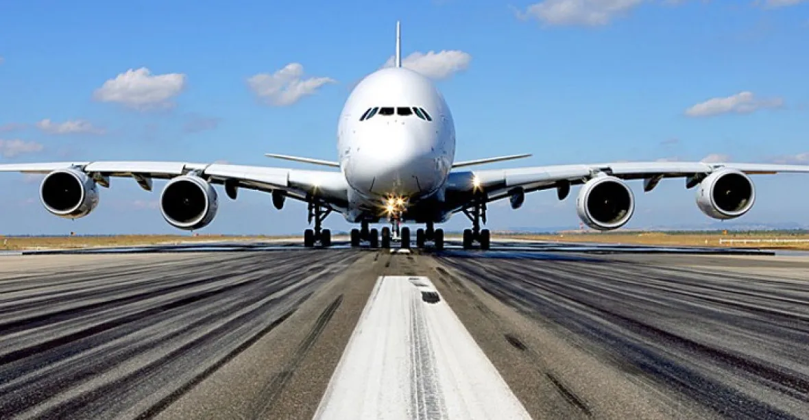 Airbus musí překontrolovat kvůli možným prasklinám starší A380