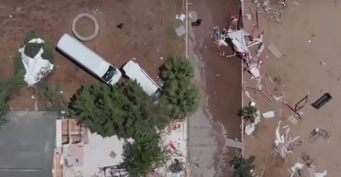 VIDEO: Na Chalkidiki sčítají škody po tragické bouři. Vichr vyvracel stromy a převracel auta