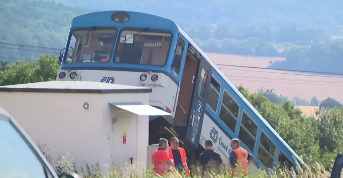 Na Rakovnicku se srazila dodávka s vlakem. Nehoda má jednu oběť a několik zraněných