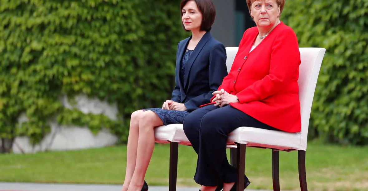 Obava z třesu? Merkelová při ceremonii opět seděla