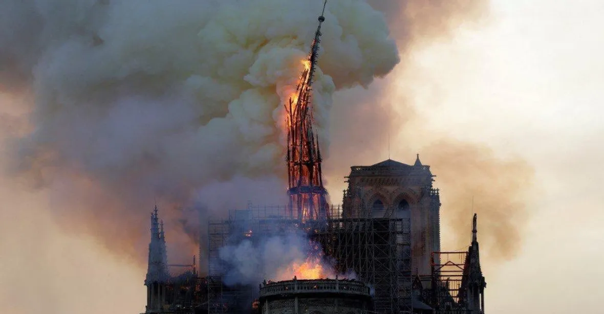 Francouzští poslanci schválili sporný zákon o opravách Notre-Dame