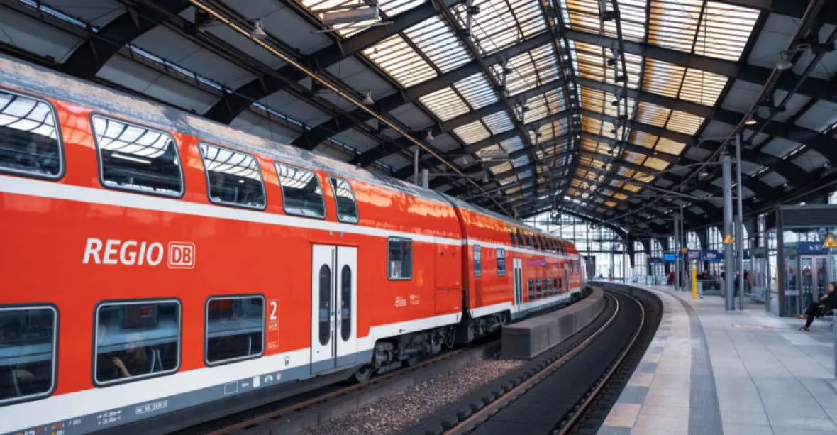 Vražda na kolejích. Muž strčil Němku před přijíždějící vlak, zemřela na místě