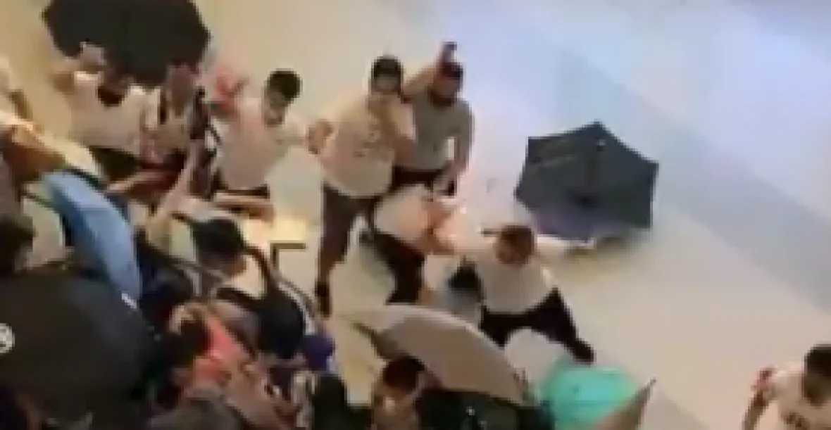 VIDEO: Maskovaní muži s obušky zaútočili na nádraží v Hongkongu