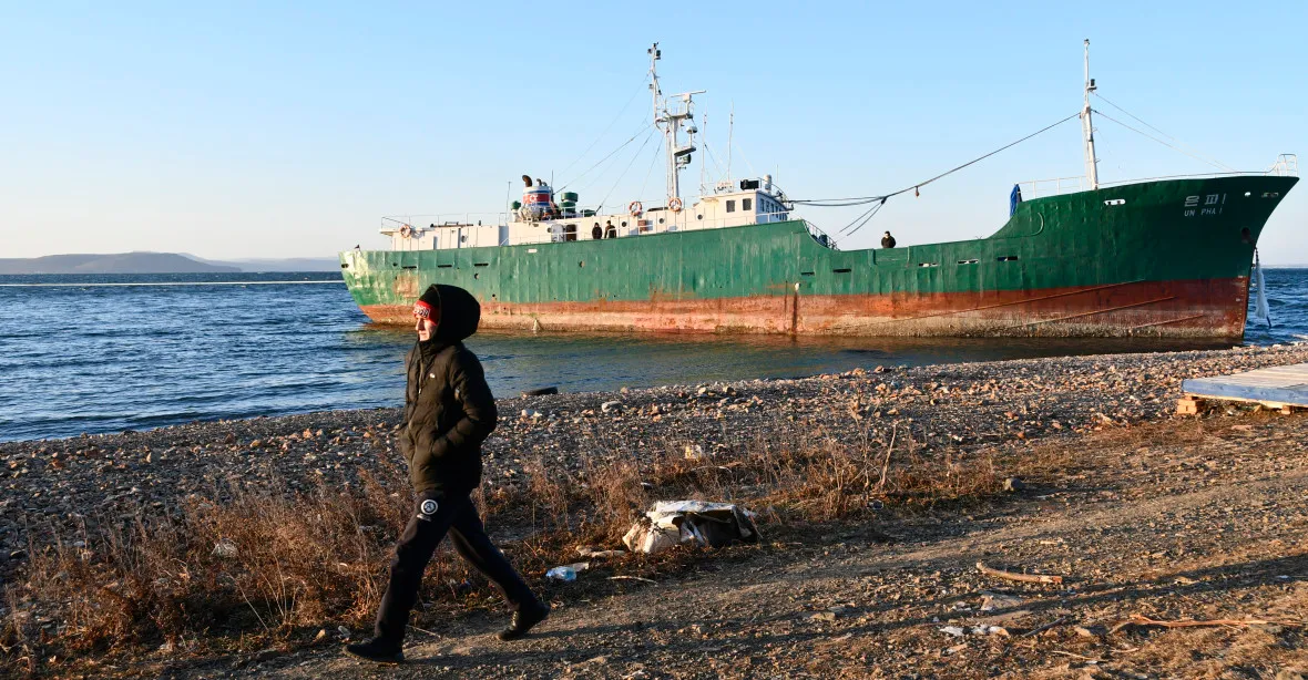 KLDR zadržela 15 ruských rybářů. Využije zajatce k obchodu s Moskvou?