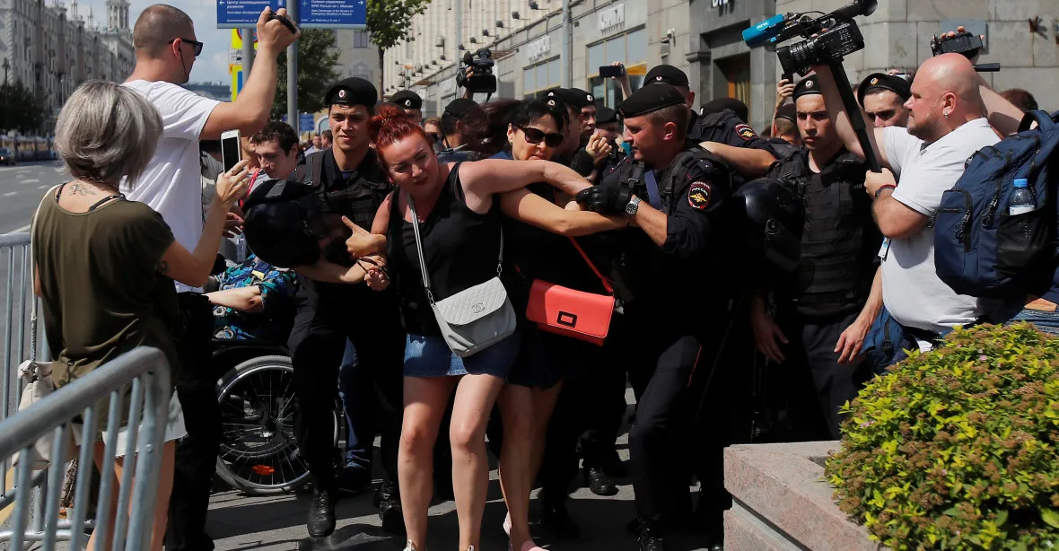 Masivní zatýkání demonstrantů v Moskvě. Policie jich zadržela přes tisíc, její zásah odsoudila EU