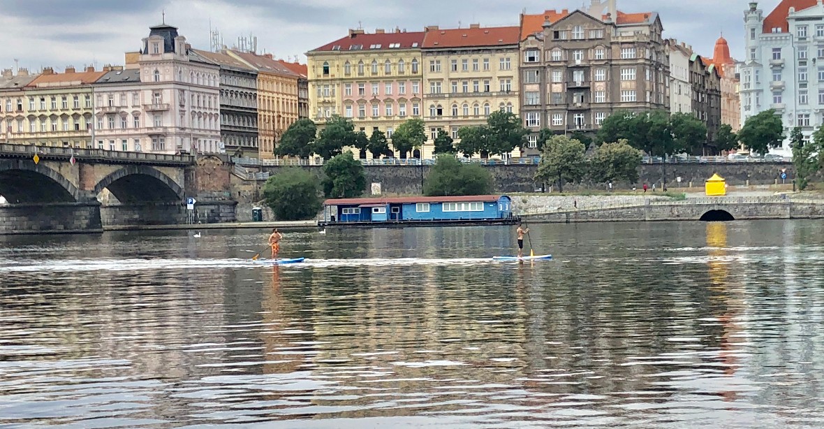 Úřadu došla trpělivost s paddleboardisty na Vltavě. Zakázal jejich plavbu v centru Prahy