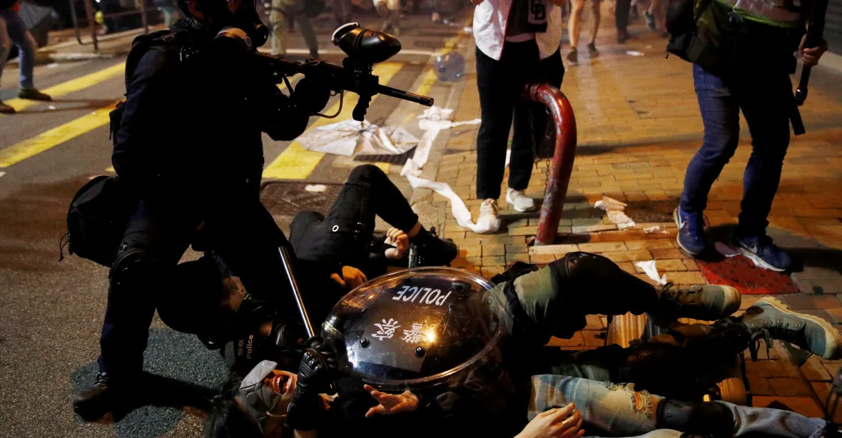 Protesty v Hongkongu pokračují, policie opět použila gumové náboje