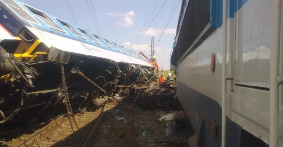 U Mariánských Lázní vykolejil vlak převážející vápno, provoz na trati stojí