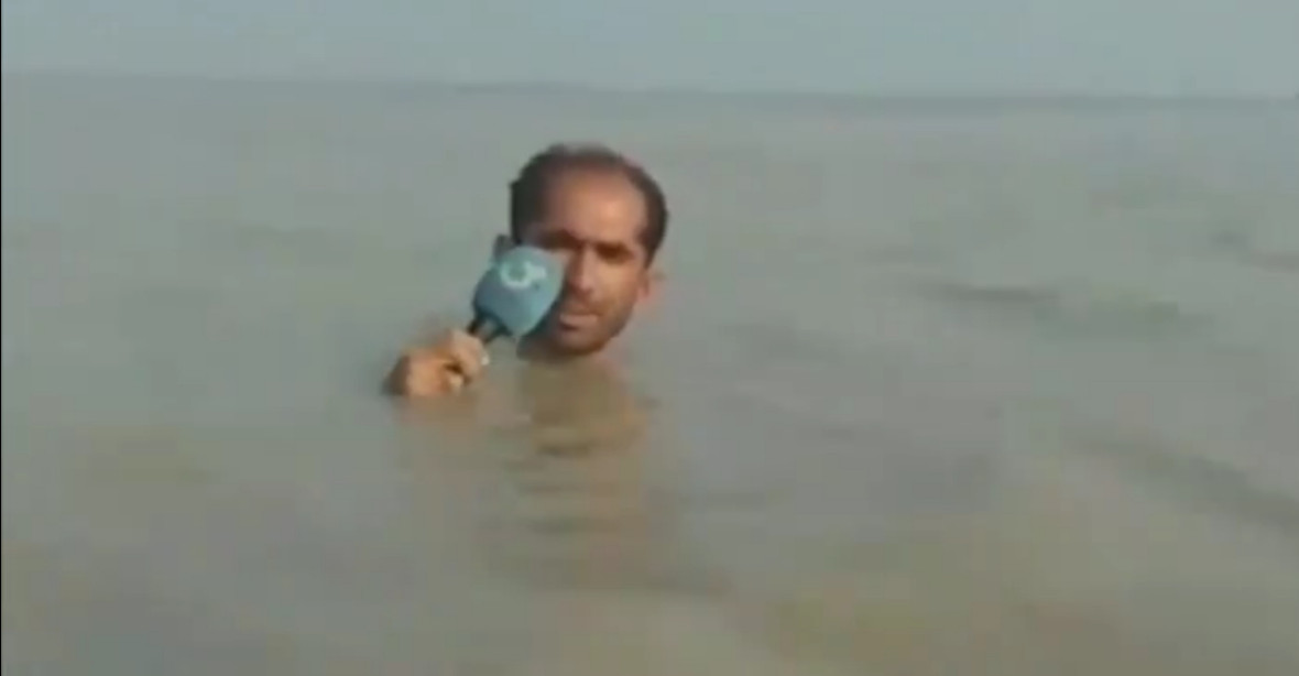 VIDEO: Ponořený do své práce. Reportér stojící po krk ve vodě se stal virálním hitem